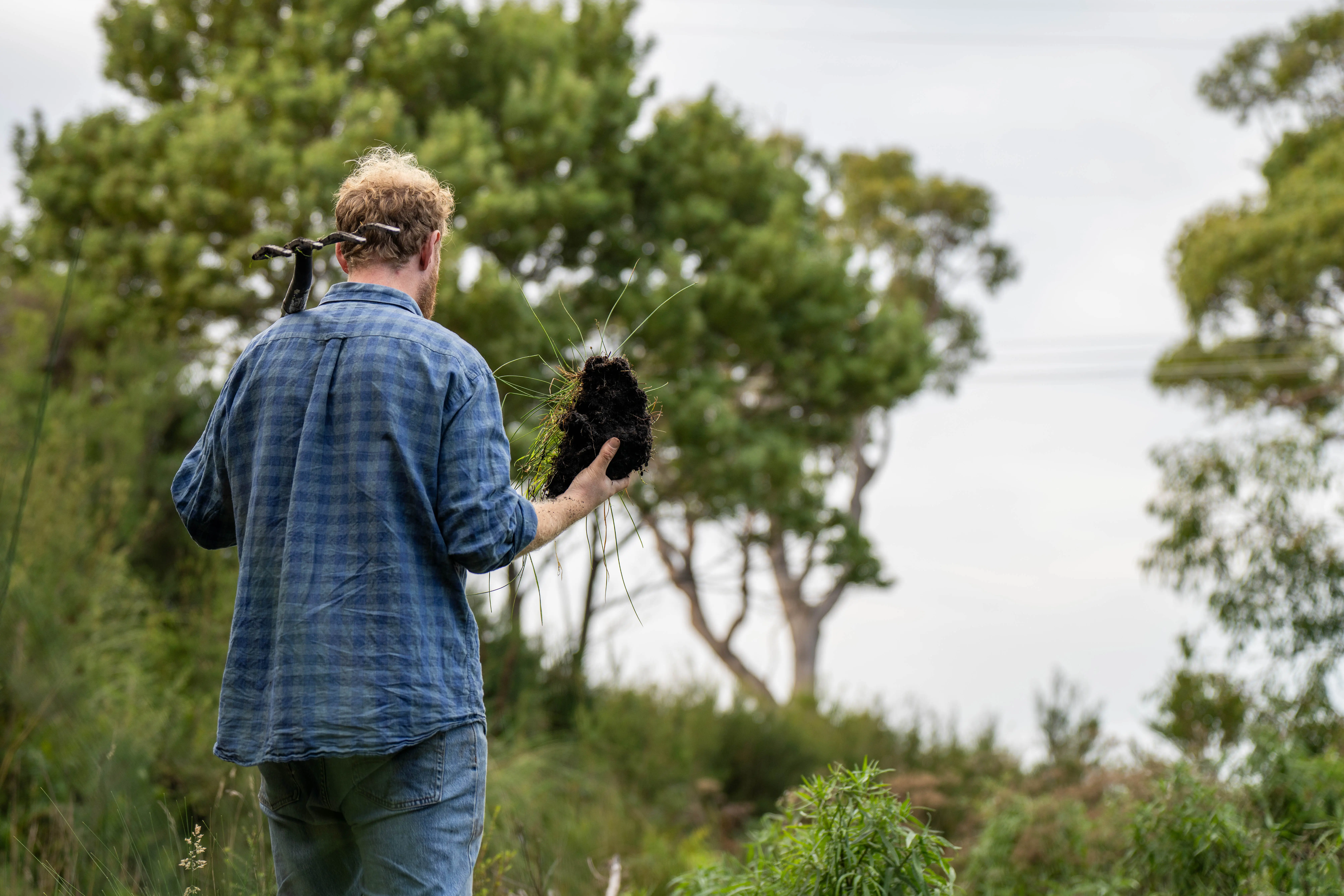 Ein Landwirt hält Erde und betrachtet den Bodenkohlenstoff in Amerika.