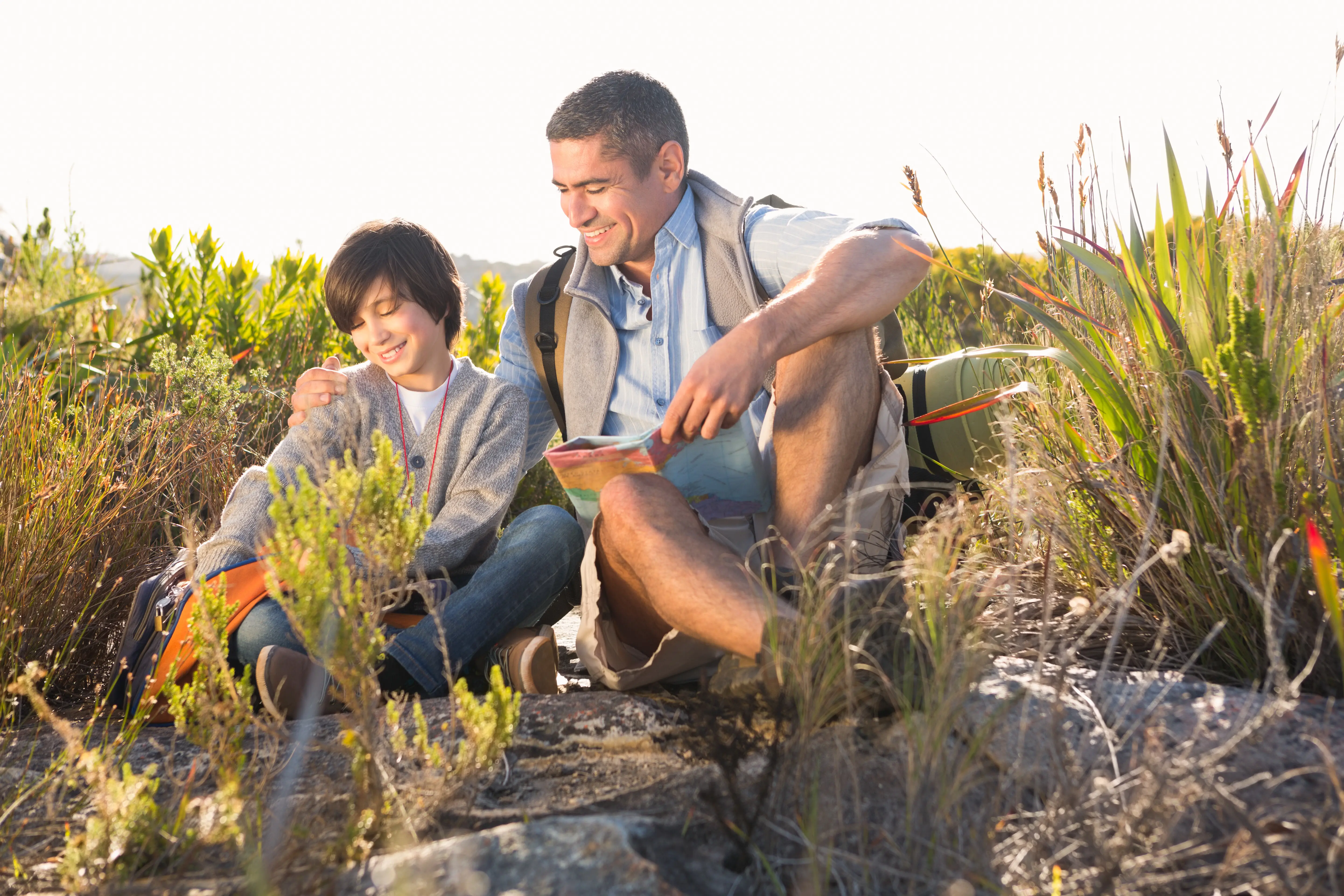 Vater und Sohn beim Wandern in den Bergen