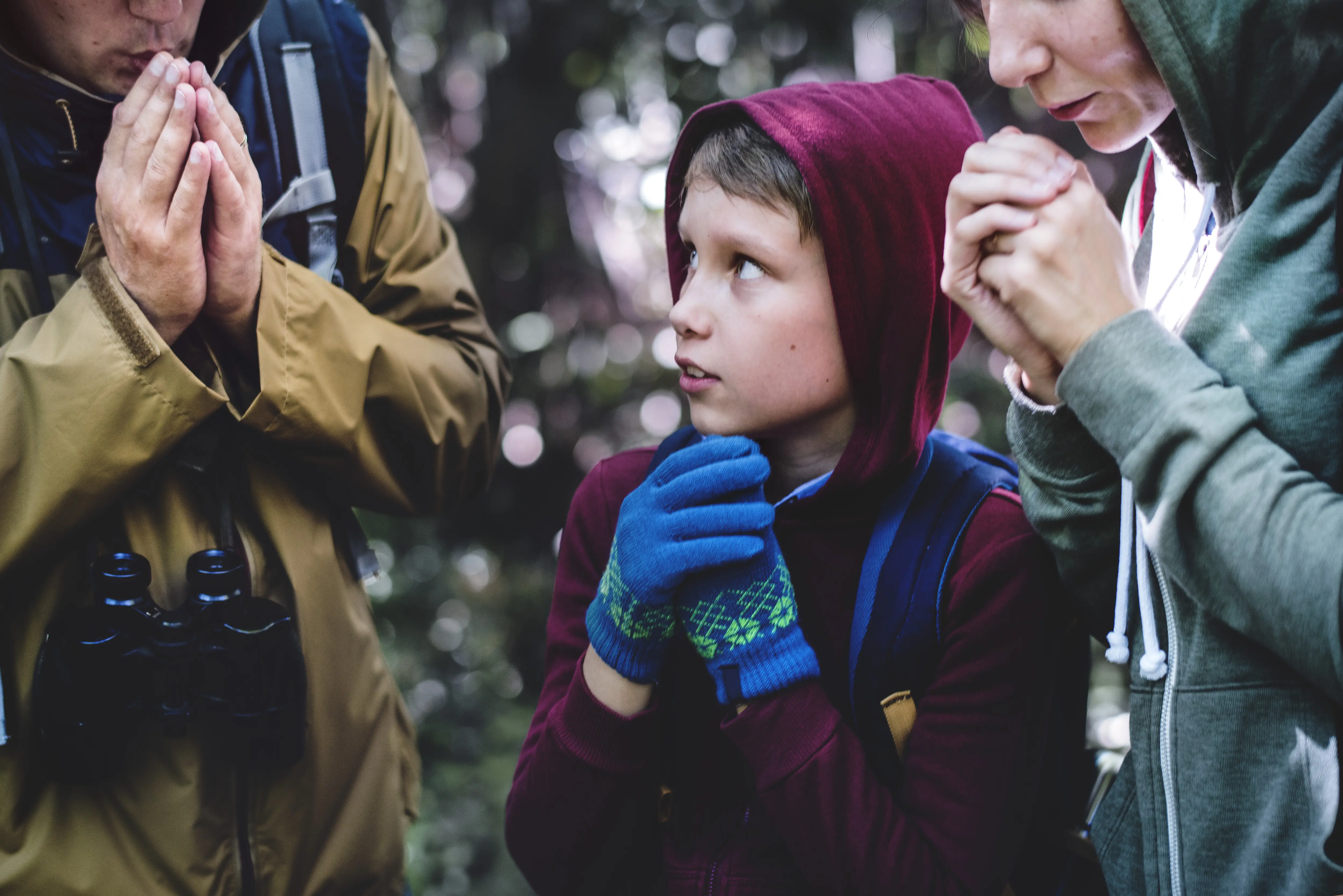 Eine im Wald verirrte und frierende Familie.